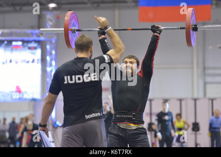 Nowosibirsk, Russland - November 16, 2014: Unbekannter Athlet während der Internationalen crossfit Wettbewerb sibirischen Showdown. Der Wettbewerb gehören Stockfoto