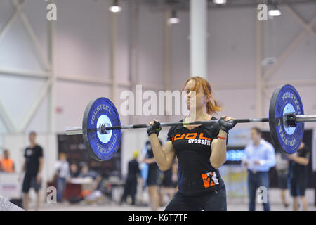 Nowosibirsk, Russland - November 16, 2014: Nicht identifizierte weibliche Athleten während der Internationalen crossfit Wettbewerb sibirischen Showdown. Der Wettbewerb Stockfoto