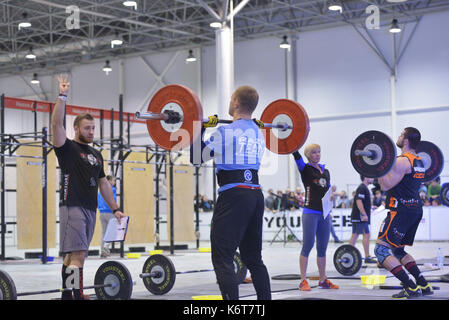 Nowosibirsk, Russland - November 16, 2014: Nicht identifizierte die Athleten während der Internationalen crossfit Wettbewerb sibirischen Showdown. Der Wettbewerb includ Stockfoto