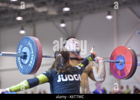 Nowosibirsk, Russland - November 16, 2014: Unbekannter Athlet während der Internationalen crossfit Wettbewerb sibirischen Showdown. Der Wettbewerb gehören Stockfoto