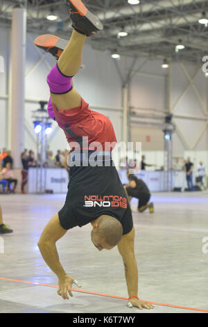 Nowosibirsk, Russland - November 16, 2014: Unbekannter Athlet während der Internationalen crossfit Wettbewerb sibirischen Showdown. Der Wettbewerb gehören Stockfoto