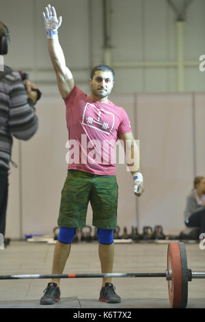 Nowosibirsk, Russland - November 16, 2014: Unbekannter Athlet während der Internationalen crossfit Wettbewerb sibirischen Showdown. Der Wettbewerb gehören Stockfoto