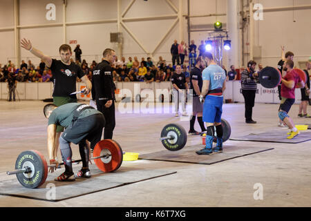 Nowosibirsk, Russland - November 16, 2014: Nicht identifizierte die Athleten während der Internationalen crossfit Wettbewerb sibirischen Showdown. Der Wettbewerb includ Stockfoto