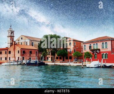 Gondeln auf dem Canal in der Nacht in Venedig, die Kirche San Giorgio Maggiore. San Marco. Fantastischen Sternenhimmel und die Milchstraße Stockfoto