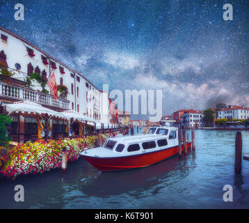 Gondeln auf dem Canal in der Nacht in Venedig, die Kirche San Giorgio Maggiore. San Marco. Fantastischen Sternenhimmel und die Milchstraße. Stockfoto