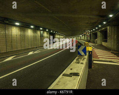 Ein Foto des Larvotto Tunnels in Monaco mit langer Belichtungszeit. Stockfoto