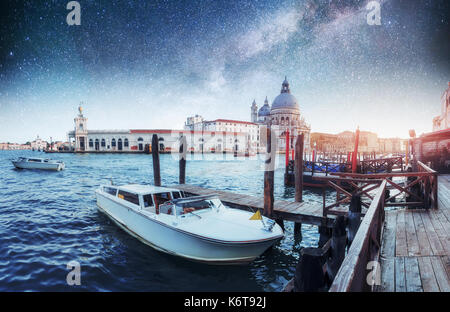 Gondeln auf dem Canal in der Nacht in Venedig, die Kirche San Giorgio Maggiore. San Marco. Fantastischen Sternenhimmel und die Milchstraße. Stockfoto