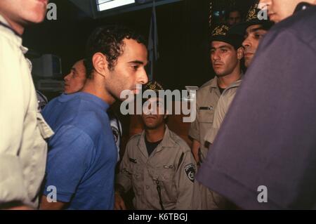 Telaviv, Israel, 7. November 1995 - Yigal Amir, rechtsgerichteten israelischen Extremisten und der Mörder des israelischen Ministerpräsidenten Yitzhak Rabin am 4. November 1995, in einem Telaviv Hof Zimmer für seinen ersten Auftritt seit der Ermordung Rabins nur 2 Tage, bevor sie an den Königen Israels Platz in Telaviv. Stockfoto