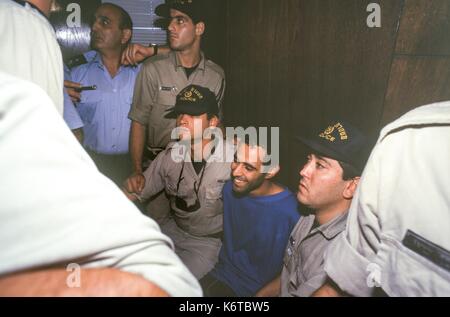 Telaviv, Israel, 7. November 1995 - Yigal Amir, rechtsgerichteten israelischen Extremisten und der Mörder des israelischen Ministerpräsidenten Yitzhak Rabin am 4. November 1995, in einem Telaviv Hof Zimmer für seinen ersten Auftritt seit der Ermordung Rabins nur 2 Tage, bevor sie an den Königen Israels Platz in Telaviv. Stockfoto