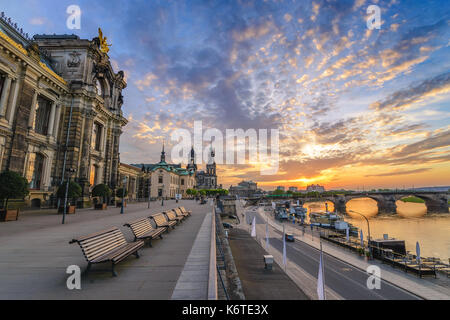 Dresden Sonnenuntergang Skyline der Stadt an der Elbe und Augustus Brücke, Dresden, Deutschland Stockfoto