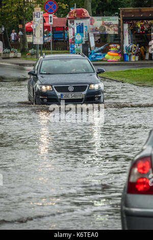 Sarbinowo, Polen - August 2017: Auto, das durch die überschwemmten Straße nach extrem starke Regenfälle Stockfoto