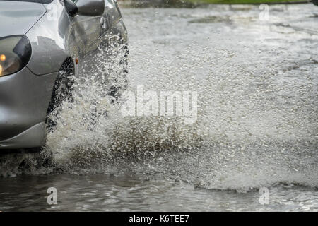 Sarbinowo, Polen - August 2017: Auto, das durch die überschwemmten Straße nach extrem starke Regenfälle Stockfoto