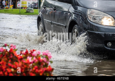 Sarbinowo, Polen - August 2017: Auto, das durch die überschwemmten Straße nach extrem starke Regenfälle Stockfoto