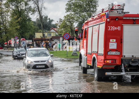 Sarbinowo, Polen - August 2017: Auto, das durch die überschwemmten Straße nach extrem starke Regenfälle Stockfoto