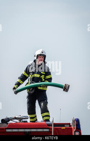 Sarbinowo, Polen - August 2017: Feuerwehrmann vorbereiten für einen Job Sie überschüssiges Wasser aus der überfluteten Straße auf die Pumpe nach dem schweren Unwetter Stockfoto