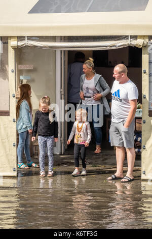 Sarbinowo, Polen - August 2017: Familie vor einem Cafe und den Blick auf ein nach der sintflutartigen Regenfälle Stockfoto