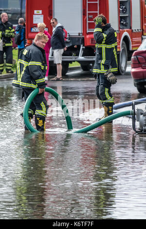 Sarbinowo, Polen - August 2017: Feuerwehr, Pumpen überschüssiges Wasser aus überschwemmte Straße nach schwerem Unwetter Stockfoto