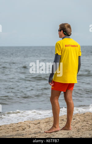 Sarbinowo, Polen - August 2017: Rettungsschwimmer am Strand beobachten Schwimmer im Meer Stockfoto