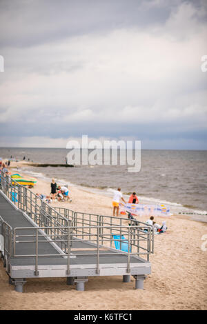 Sarbinowo, Polen - August 2017: Metall Rampe für behinderte Menschen von der Promenade zum Strand Stockfoto