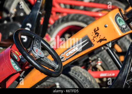 Sarbinowo, Polen - August 2017: Nahaufnahme von einem Lenkrad eines bunten Elektrische Mini gocart in einem Badeort zu lassen. Stockfoto