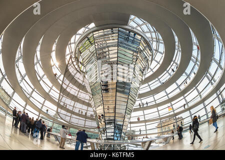 BERLIN, DEUTSCHLAND - 10. MAI 2017: Touristische im Berliner Reichstag (Bundestag) Glaskuppel, Berlin, Deutschland Stockfoto