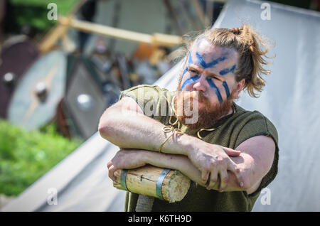 Moskau, Russland - Juni 06,2016: Alte Wikinger Krieger mit bemaltem Gesicht und großen Hammer in seinen Händen. Stockfoto