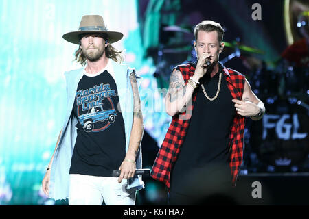 Brian Kelley (L) und Tyler Hubbard von Florida Georgia Linie führen an Northwell Gesundheit bei Jones Beach Theater am 15. Juni 2017 in Wantagh, New York. Stockfoto