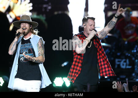 Brian Kelley (L) und Tyler Hubbard von Florida Georgia Linie führen an Northwell Gesundheit bei Jones Beach Theater am 15. Juni 2017 in Wantagh, New York. Stockfoto