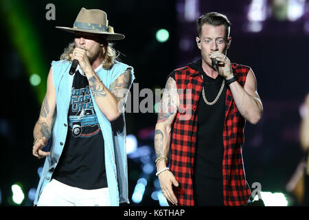 Brian Kelley (L) und Tyler Hubbard von Florida Georgia Linie führen an Northwell Gesundheit bei Jones Beach Theater am 15. Juni 2017 in Wantagh, New York. Stockfoto