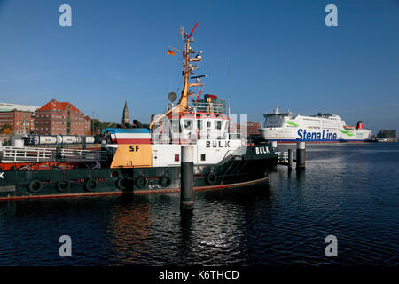 Die Tug Boat, Bülk, im Kieler Hafen mit der Stena Line Fähre Stena Germanica im Hintergrund. Stockfoto