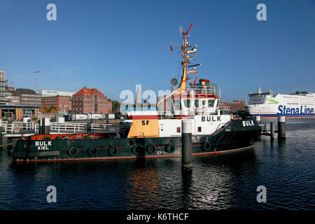 Die Tug Boat, Bülk, im Kieler Hafen mit der Stena Line Fähre Stena Germanica im Hintergrund. Stockfoto