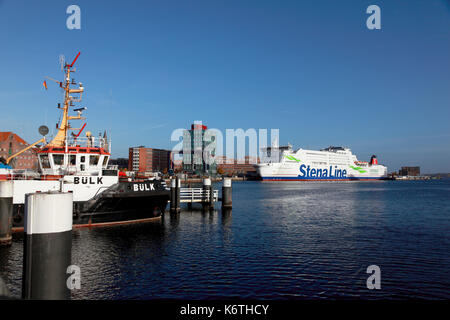 Die Tug Boat, Bülk, im Kieler Hafen mit der Stena Line Fähre Stena Germanica im Hintergrund günstig Stockfoto