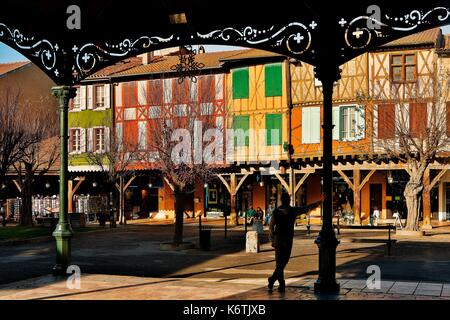 Frankreich, Ariège, Mirepoix, an den großen Sehenswürdigkeiten in Midi Pyrenäen aufgeführt, Cathare Land, überdachte und pastellfarbenen Häuser der zentralen Platz Stockfoto