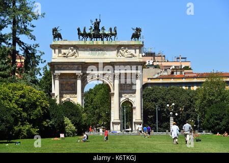 Italien, Lombardei, Mailand, Parco Sempione Park (Siempone), Simplon Tor (Porta Sempione), von einer Sehenswürdigkeit Triumphbogen genannt Bogen des Friedens (Arco della Pace) von Architekt Luigi Cagnola 1807 unter der napoleonischen Herrschaft gebaut gekennzeichnet Stockfoto