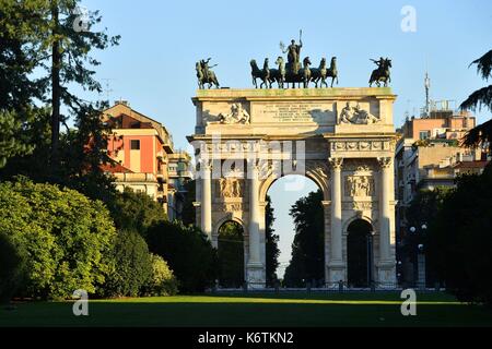 Italien, Lombardei, Mailand, Parco Sempione Park (Siempone), Simplon Tor (Porta Sempione), von einer Sehenswürdigkeit Triumphbogen genannt Bogen des Friedens (Arco della Pace) von Architekt Luigi Cagnola 1807 unter der napoleonischen Herrschaft gebaut gekennzeichnet Stockfoto