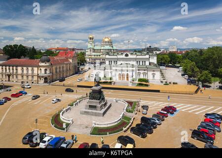 Bulgarien, Sofia, Ploshtad Narodno Sabranie Square, Statue des russischen Zaren Alexander II, National Assembly Building und Alexander Nevski Cathedral, erhöhten Blick Stockfoto