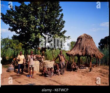 Burkina Faso, Poni Provinz, Lobi Land, LoropŽni, Bauern, die mit Bogen und Pfeile auf dem Bauernhof posieren Stockfoto