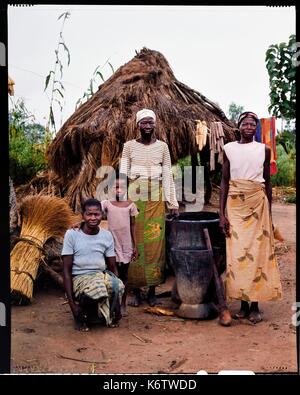 Burkina Faso, Poni Provinz, Lobi Land, LoropŽni, einer Gruppe von Frauen, die in den Hof der Familie Zubereitung Hirse und Shea Butter Stockfoto