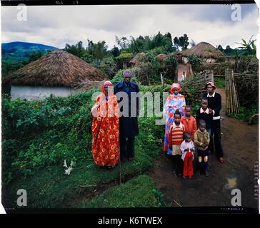 Burundi, Bujumbura Provinz, Ijenda, Tutsi Familie vor Ihrem rugo (traditionelles Bauernhaus) von archaischer Typ, im Vordergrund rechts sehen wir die Gehäuse, in dem die Kühe für die Nacht gesperrt sind (vorplatz), auf der linken Seite haben wir die Hütte von einem verheirateten Sohn, dessen Zugang über den Innenhof und im Hintergrund sehen kann, ist der Innenhof mit dem Leiter der rugo Hütte und die getreidespeicher (4 x 5 Umkehr film Reproduktion) Stockfoto