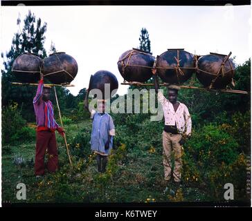 Burundi, Bujumbura Provinz, Ijenda, TWA- oder Batwa Gruppe (Pygmäen), die auf dem Markt ihre Töpfe zu verkaufen, die Pygmäen (Batwa) Jäger waren und Töpfer aber keine, oder fast, Jagd, ihre Haupttätigkeit ist die Herstellung von Töpfen von Ton ohne Türme zubereitet und gebacken im Stroh und Äste (4 x 5 Umkehr film Reproduktion) Stockfoto