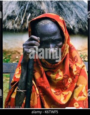 Burundi, Bujumbura Provinz, Ijenda, alte Tutsi Frau, Ehefrau des alten Mann, der vor fast 80 Jahren nach seinen Worten während der Dreharbeiten (4 x 5 Umkehr film Reproduktion) Stockfoto