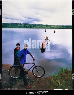 Burundi, Kirundo Provinz, Paar am See Cyohoha Süden auch als Cohoha See, im Hintergrund eine geschnitzte Kanus in einem einzigen Trunk, der den See der Ruanda (4 x 5 Umkehr film Reproduktion zu melden Sie überqueren können) Stockfoto