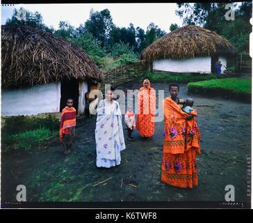 Burundi, Bujumbura Provinz, Ijenda, Tutsi Familie im Innenhof des rugo (traditionelle Farm) (4 x 5 Umkehr film Reproduktion) Stockfoto