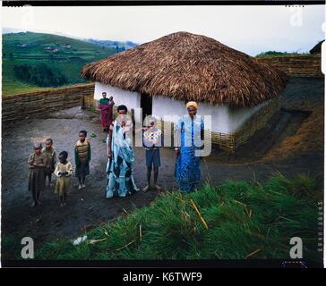 Burundi, Bujumbura Provinz, Ijenda, Tutsi Familie im Innenhof des rugo (traditionelle Farm) (4 x 5 Umkehr film Reproduktion) Stockfoto