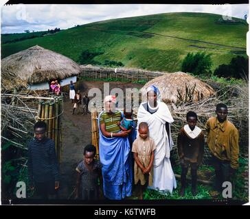 Burundi, Bujumbura Provinz, Ijenda, Tutsi Familie vor dem Ehrenhof des rugo (traditionelle Farm) (4 x 5 Umkehr film Reproduktion) Stockfoto