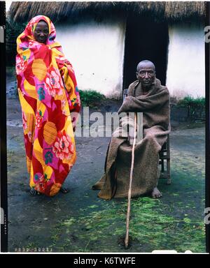 Burundi, Bujumbura Provinz, Ijenda, Tutsi Viehhalter alte Paar vor ihrer Hütte (4 x 5 Umkehr film Reproduktion) Stockfoto