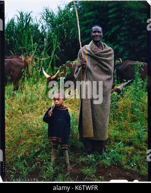 Burundi, Bujumbura Provinz, Ijenda, Tutsi cattleman, Tutsis sind traditionell Viehzüchter, Kuh ist für Sie ein fast heiliges Tier und stellt den Großteil ihres Reichtums mit dem Land, das sie bis 1976 gehörte, Kühe sind vor allem in der Zahlung der Mitgift verwendet, während der Zeremonien es Mode für Frauen war zu schwere Fußkettchen und Waffen tragen, um die eleganten Kuh bewegen (4 x 5 Umkehr film Reproduktion) Stockfoto