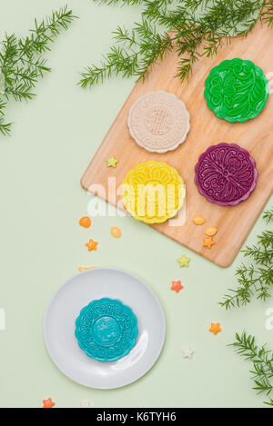 Asiatische, Japanian Essen, traditionelle süße Dessert bunte Keine backen Schnee Haut mooncakes auf weißem Marmortisch. Kopieren Sie Raum, Ansicht von oben Stockfoto