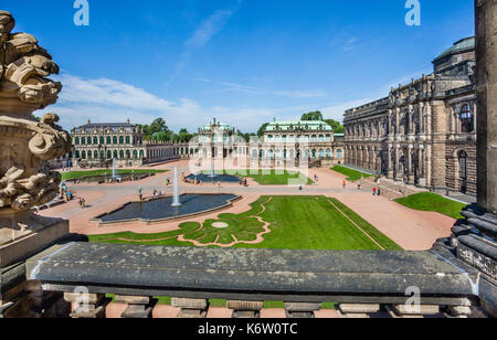 Deutschland, Sachsen, Dresdner Zwinger, Blick auf die Königliche Cabinet der mathematischen und physikalischen Instrumente der Wand Pavillion und der Französischen Pavillion acr Stockfoto