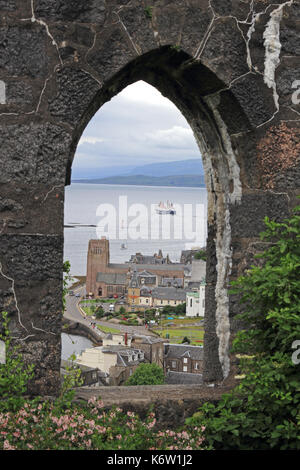 St. Columba Kathedrale, durch den Bogen der McCaig's Tower, Oban, Schottland gesehen Stockfoto